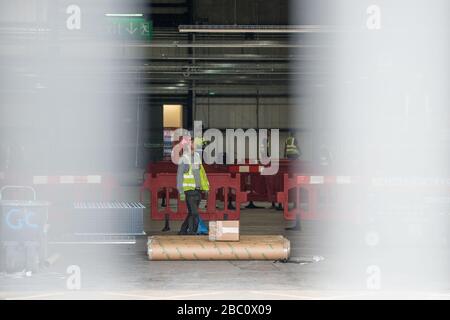 Abgebildet: Glasgow, Großbritannien. April 2020. Abgebildet: Szenen, die die Einrichtung und den Bau der neuen medizinischen Einrichtung NHS Scotland zeigen, die auf dem Scottish Events Campus (SEC) in Glasgow erstellt wird, sollen NHS Louisa Jordan heißen, nachdem Gesundheitsministerin Jeane Freeman angekündigt hat, dass das temporäre Krankenhaus nach Schwester Louisa Jordan benannt wird. Eine Krankenschwester aus dem ersten Weltkrieg, die im aktiven Dienst in Serbien im Jahr 1915 starb. Kredit: Colin Fisher/Alamy Live News Stockfoto