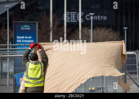 Abgebildet: Glasgow, Großbritannien. April 2020. Abgebildet: Szenen, die die Einrichtung und den Bau der neuen medizinischen Einrichtung NHS Scotland zeigen, die auf dem Scottish Events Campus (SEC) in Glasgow erstellt wird, sollen NHS Louisa Jordan heißen, nachdem Gesundheitsministerin Jeane Freeman angekündigt hat, dass das temporäre Krankenhaus nach Schwester Louisa Jordan benannt wird. Eine Krankenschwester aus dem ersten Weltkrieg, die im aktiven Dienst in Serbien im Jahr 1915 starb. Kredit: Colin Fisher/Alamy Live News Stockfoto