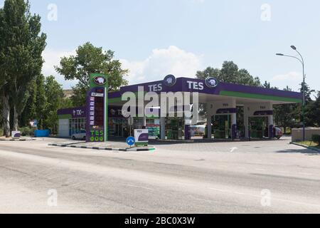 Inkerman, Sewastopol, Krim, Russland - 27. Juli 2019: TES Tankstelle an der Simferopol-Autobahn in Inkerman, Sewastopol, Krim Stockfoto