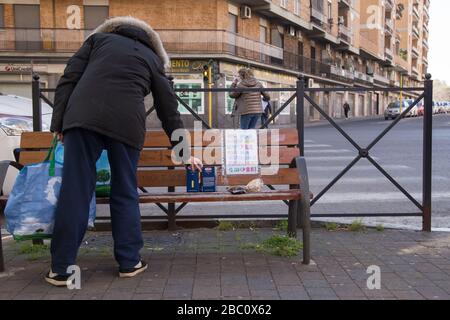 Rom, Italien. April 2020. April 2020 in Rom, Italien statt. In der Via Oderisi da Gubbio, Bezirk Marconi, auf einer Bank am Ausgang eines Supermarktes, legen die Leute Lebensmittel und verschiedene Lebensmittel, um Familien in Schwierigkeiten während der Covid-19-Pandemie zu helfen. (Foto von Matteo Nardone/Pacific Press/Sipa USA) Credit: SIPA USA/Alamy Live News Stockfoto