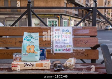 Rom, Italien. April 2020. April 2020 in Rom, Italien statt. In der Via Oderisi da Gubbio, Bezirk Marconi, auf einer Bank am Ausgang eines Supermarktes, legen die Leute Lebensmittel und verschiedene Lebensmittel, um Familien in Schwierigkeiten während der Covid-19-Pandemie zu helfen. (Foto von Matteo Nardone/Pacific Press/Sipa USA) Credit: SIPA USA/Alamy Live News Stockfoto