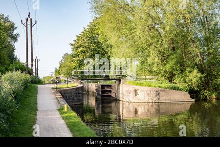 Englische Kanalschleuse und Schleppbahn, Hertfordshire, England. Eine ländliche Kanalszene auf dem Fluss Lee Navigation, in der Nähe von Cheshunt, nördlich von London. Stockfoto