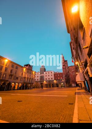 Der Alltag in Quarantäne auf dem Domplatz des Deserters in Cremona, Lombardei, Italien während der Kovid19-Pandemie. Stockfoto