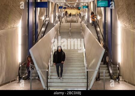 ROLLTREPPE IN DER METROSTATION UNIVERSITY OF MONTREAL, MONTREAL, QUEBEC, KANADA Stockfoto