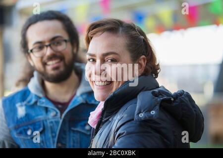 Porträt Lächeln, selbstbewusste Frau Stockfoto