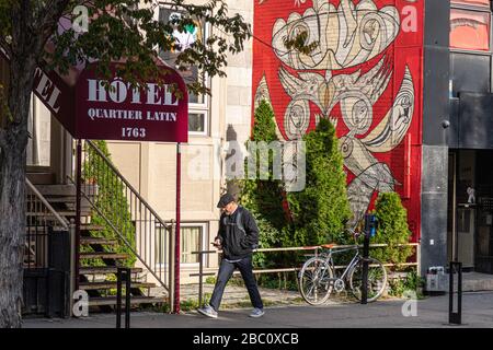 STRASSENAMBIANCE UND HOTEL IM LATIN QUARTER, RUE SAINT-DENIS, MONTREAL, QUEBEC, KANADA Stockfoto