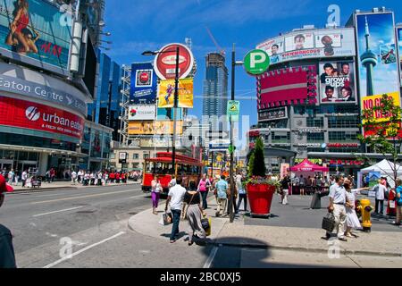 Toronto Canada - 13. Juli 2013 - Yonge-Dundas Square an einem Sommertag Stockfoto