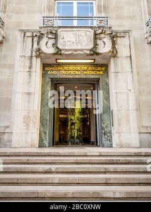 Die London School of Hygiene and Tropical Medicine, Bloomsbury. Art Deco Eingang zum LSHTM, einer konstituierenden Hochschule der Universität London. Stockfoto