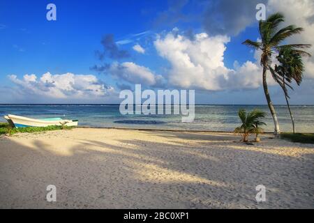 Sandstrände in Mahahual, Costa Maya, Mexiko. Mahahual ist jetzt ein sich schnell entwickelndes Touristenzentrum. Stockfoto