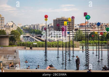 TAKIS BASIN, EIN WERK DES BILDHAUERS GREC PANAYOTIS VASSILAKIS, BESSER BEKANNT ALS TAKIS, ESPLANADE LA DEFENSE, HAUTS-DE-SEINE, ILE-DE-FRANCE, FRANKREICH Stockfoto