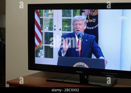 Im Fernsehen spricht Präsident Donald Trump, während Mitglieder der Coronavirus Task Force eine Presse halten Stockfoto