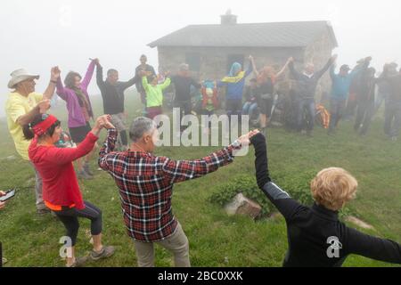 DIE TROUBADE ODER TROBADA, EINE KATALANISCHE TRADITION, KLETTERN DEN CANIGOU-BERG ZU FUSS HINAUF, UM EIN BÜNDEL VON GRAPEVIN-TRIEBEN OBEN ZU PLATZIEREN, (66) PYRENÄEN-ORIENTALES, LANGUEDOC-ROUSSILLON, OCCITANIE, FRANKREICH Stockfoto