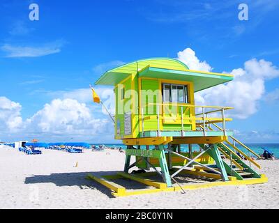Miami Beach, Florida, USA,27.10.2019.bunter Lifeguard Tower in South Beach an einem schönen Sommertag. Stockfoto