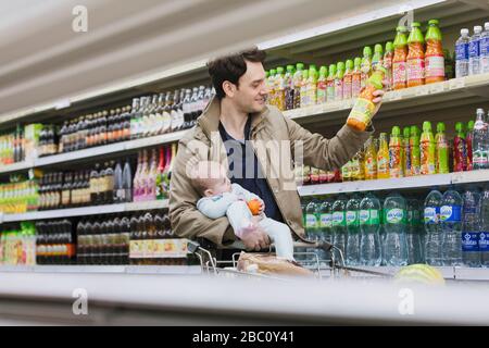 Vater mit Tochter im Supermarkt einkaufen Stockfoto