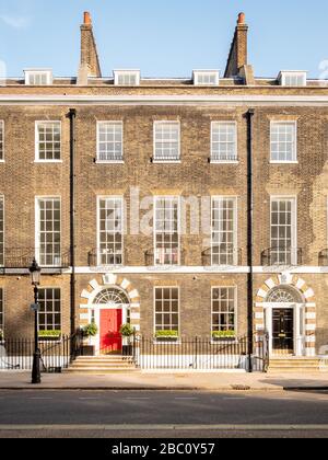 Georgianisches Stadthaus, Bedford Square, London. Die façade und Architektur eines georgianischen Stadthauses im historischen Londoner Stadtteil Bloomsbury. Stockfoto