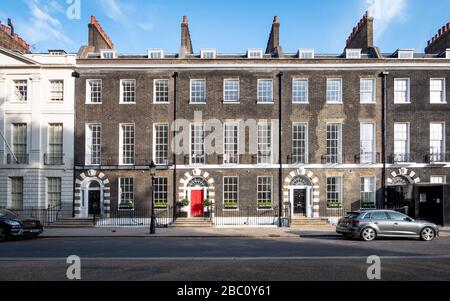 Georgische Stadthäuser, Bedford Square, London. Ein klassisches Beispiel georgischer Architektur im Bloomsbury Viertel im Zentrum Londons. Stockfoto