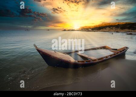 Alten Holzboot auf einem sandigen Strand zerstört. Stockfoto