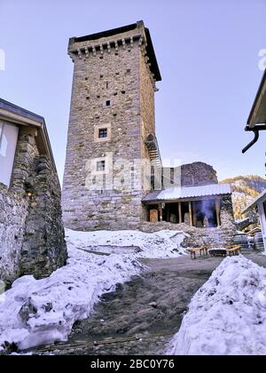 Winterblick auf den Turm der Burg San Michele, die sich im Dorf Ossana in der Val di Sole, Trentino-Alto Adige, Italien, erhebt. Stockfoto