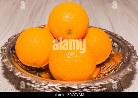 Metallische Fruchtschale mit Orangen Stockfoto