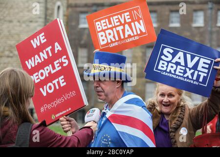 Der Anti-Brexit-Protestler Steven Bray interviewte in Westminster, Pro-Brexit-Demonstranten im Hintergrund, London, Großbritannien Stockfoto