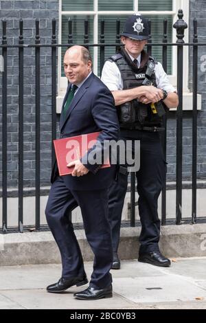 Ben Wallace, Staatssekretär für Verteidigung, Verteidigungsminister, der im Kabinett anwesend ist, geht entlang der Downing Street nach Nr. 10, Westminster, London, Großbritannien Stockfoto