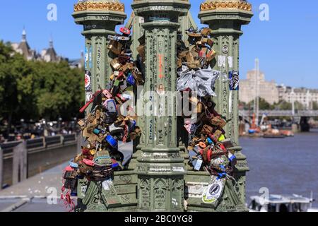 Liebesschlösser, Schlösser mit den Initialen der Liebhaber und Liebesnachrichten, die an Geländern an der Westminster Bridge, London, Großbritannien angebracht sind Stockfoto