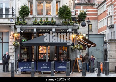 Pubs außerhalb des Red Lion Pubs in Whitehall, außerhalb des traditionellen englischen Pubs und der Bar, die häufig von Politikern in Westminster, London, Großbritannien besucht werden Stockfoto