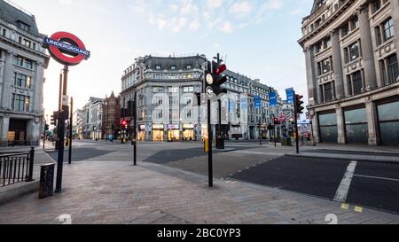 Leeres London. Oxford Circus ohne Verkehr oder Fußgänger. Das belebte Einkaufsviertel ist normalerweise mit Menschenverkehr versperrt. Stockfoto