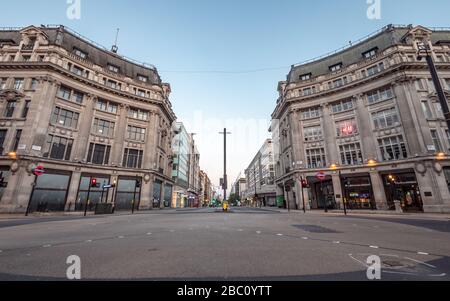 Leeres London. Oxford Circus, normalerweise voller Verkehr und Käufer, steht am frühen Morgen ruhig und niemand im Blick. Stockfoto