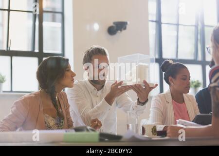 Fokussierte Architekten untersuchen das Modell in der Konferenz Stockfoto