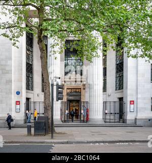 Studenten, die am großen Eingang zum Bush House, einem Teil des King's College, London, am südlichen Ende von Kingsway zwischen Aldwych und The Strand stehen. Stockfoto