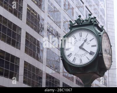 City Clock in Downtown Houston an einem nebligen Tag - Houston, Texas, USA. Stockfoto