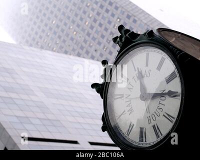 City Clock in Downtown Houston an einem nebligen Tag - Houston, Texas, USA. Stockfoto