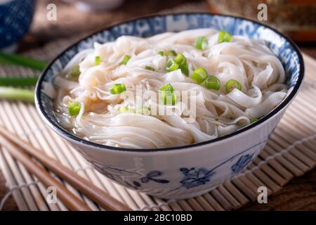 Eine Schüssel mit köstlichen Nudelpfeln aus Reis mit Hengsten. Stockfoto