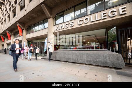 Kings College, London. Studenten und Fußgänger passieren den Eingang zum Strand Campus-Gebäude einer wichtigen Londoner Universität. Stockfoto