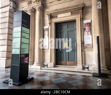 Eingang zur Galerie Courtauld. Eine öffentliche Galerie, die dem Institute of Art in Somerset House, London, zugeordnet ist. Stockfoto