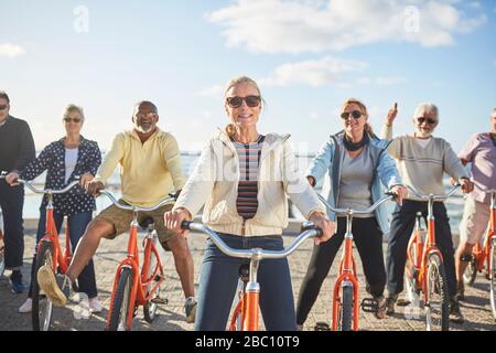 Portrait lächelnd, selbstbewusst aktive Senioren Touristen Fahrradfahren Stockfoto
