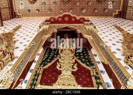 Golden buddha am Eingang des Wat Rakang Bangkok, Thailand Stockfoto