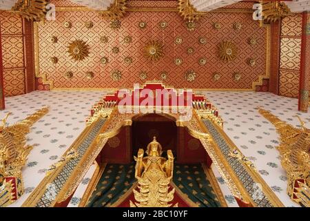 Golden buddha am Eingang des Wat Rakang Bangkok, Thailand Stockfoto