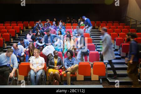 Das Publikum kommt und sitzt im Auditorium Stockfoto