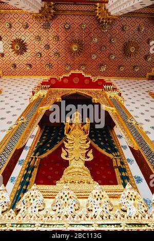 Golden buddha am Eingang des Wat Rakang Bangkok, Thailand Stockfoto