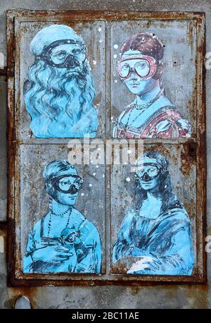 Graffiti mit Taucherbrillen Leonardo da Vinci an einer Hauswand auf Giudecca in Venedig: (Von links nach rechts) Selbstporträt, Porträt von Lucrezia CR Stockfoto