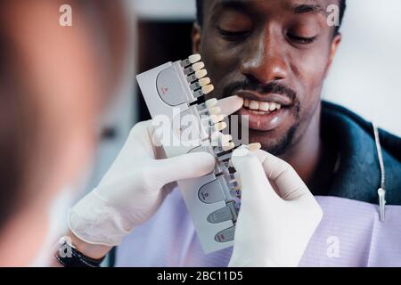 Patient bekommen Zahnweiß-Behandlung Stockfoto