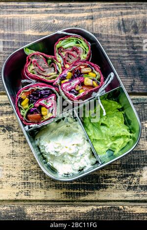 Lunchbox mit Rote Beete Wraps, Frischkäse und Guacamole Stockfoto