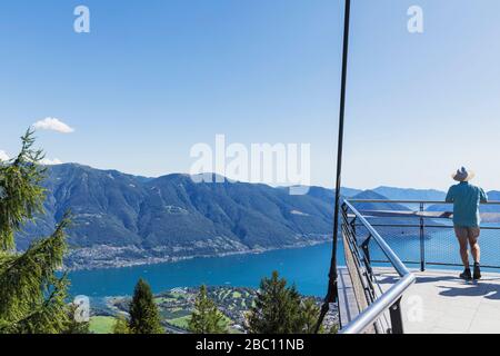 Wanderer auf Aussichtsplattform Cardada über Locarno mit Blick auf Lago Maggiore, Tessin, Schweiz Stockfoto