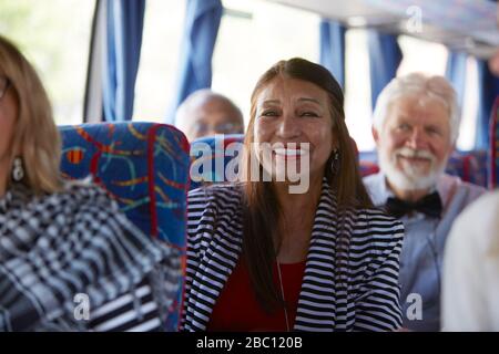 Portrait lächelnd, selbstbewusst aktive Seniorin Tourbus für Touristen Stockfoto