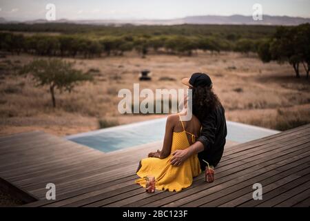 Rückansicht des Paares, das auf Deck einer Lodge, Kapstadt, Südafrika sitzt Stockfoto