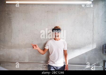 Junger Mann mit Virtual-Reality-Brille Stockfoto