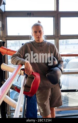 Porträt einer Boxerin im Fitnessstudio Stockfoto