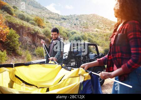 Junges Paar, das Zelt auf dem Zeltplatz aufwirft Stockfoto